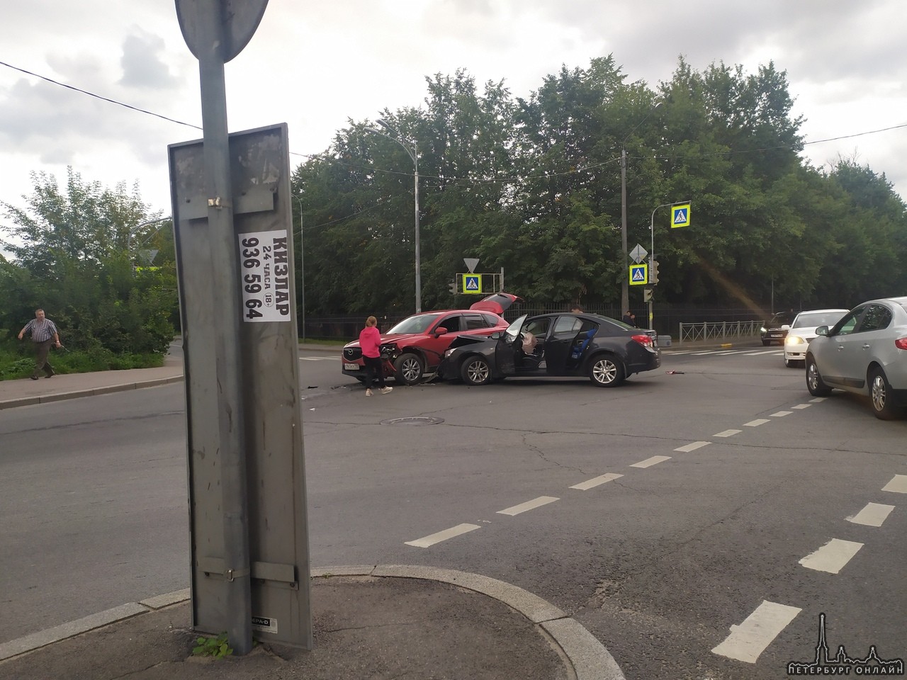 На пересечении улицы Бабушкина с Железнодорожным проспектом столкнулись Mazda и Chevrolet Круз.