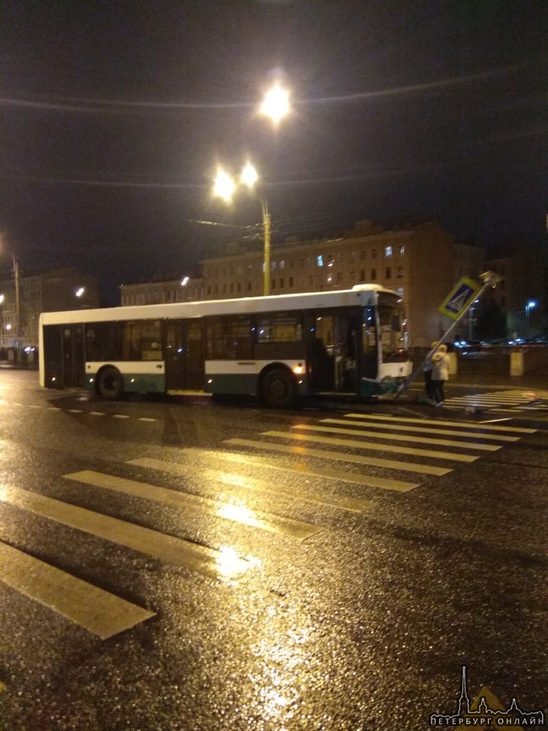 На Обводном 80 автобус протаранил форда, после чего знак. Движению не мешают
