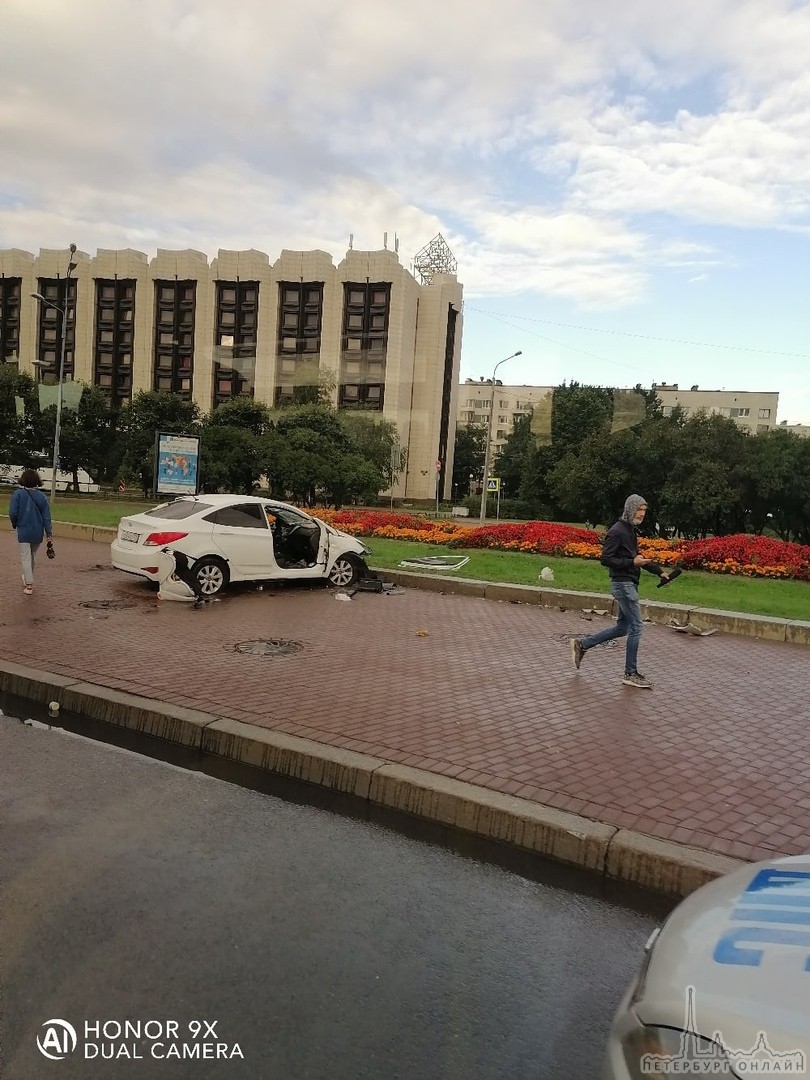 Водитель Соляриса засмотрелся на мемориал Площадь Победы и вылетел с кругового