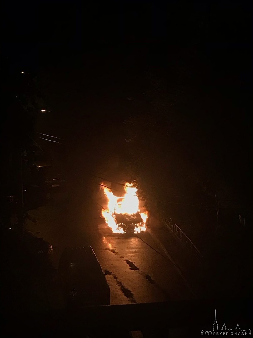 На Сикейроса 6к1 сгорел BMW. В районе 4 утра приезжали две пожарные машины. Чуть позже подъехалаа п...