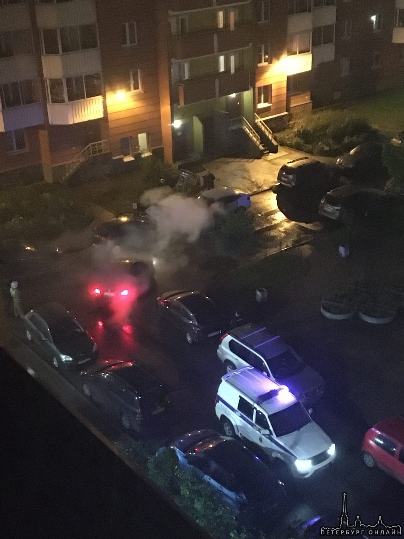 Автомобиль BMW GT загорелся во дворе дома 31 по Долгоозёрной, к моменту приезда пожарного расчета ог...
