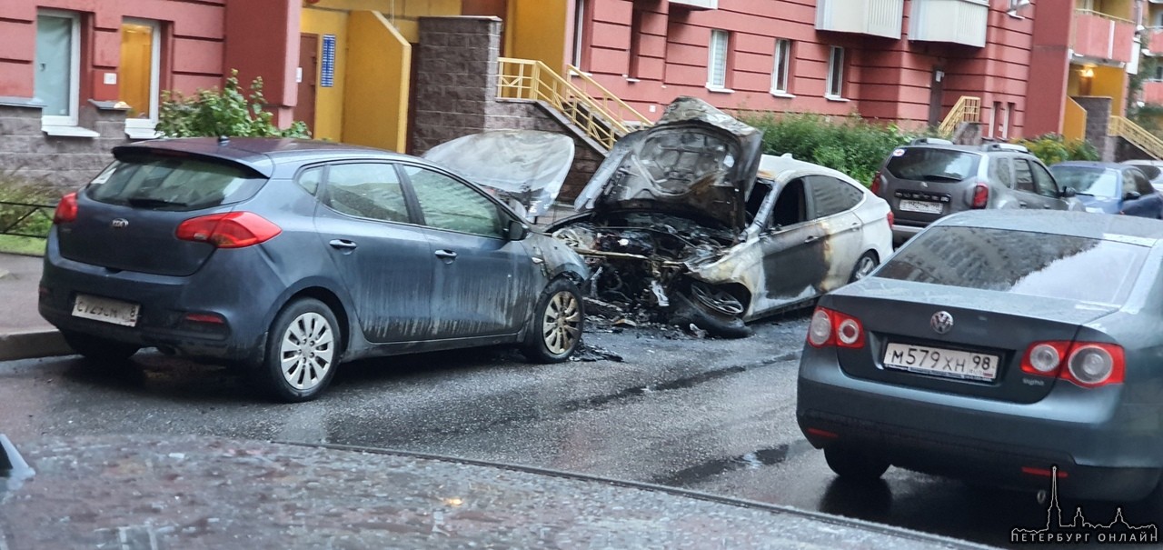 Автомобиль BMW GT загорелся во дворе дома 31 по Долгоозёрной, к моменту приезда пожарного расчета ог...