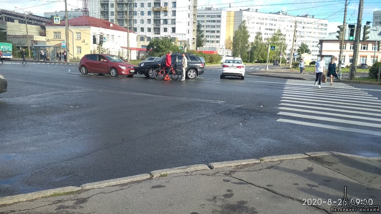 Чёрный кроссовер при повороте налево столкнулся с Hyundai на перекрестке улицы Тамбасова и проспекта В...