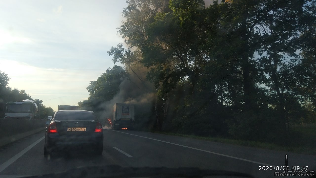 На Московском шоссе в сторону Санкт-Петербурга пробка. На обочине горит кабина фуры. Миксер пытался ...