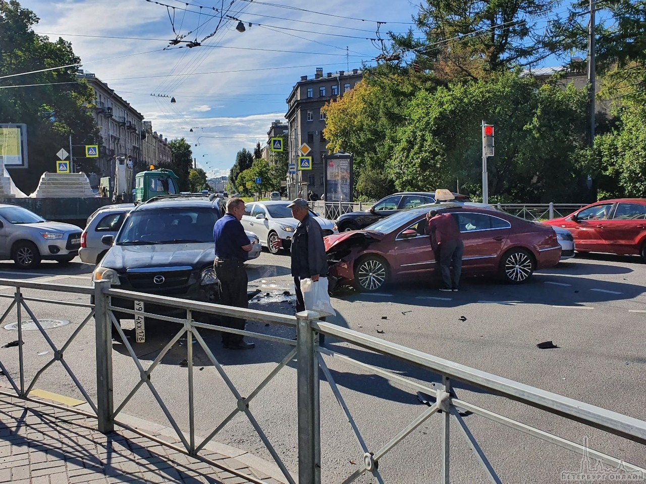 Дневная авария на пересечении Чкаловского и Левашовского проспектов.
