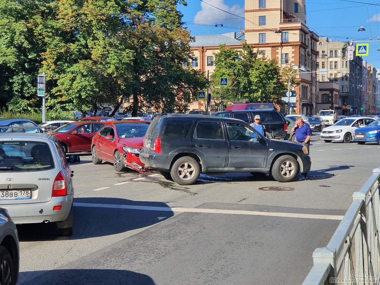 Дневная авария на пересечении Чкаловского и Левашовского проспектов.