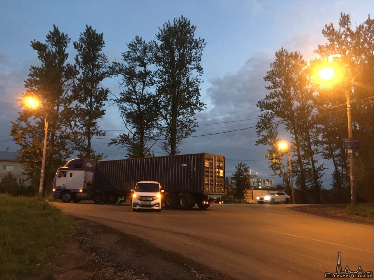 Вчера в 19:30, на въезде с Петергофского шоссе в ЖК Солнечный город (где развилка дороги), произошло...