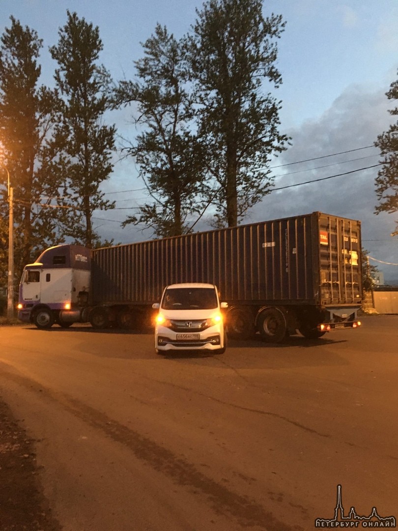 Вчера в 19:30, на въезде с Петергофского шоссе в ЖК Солнечный город (где развилка дороги), произошло...