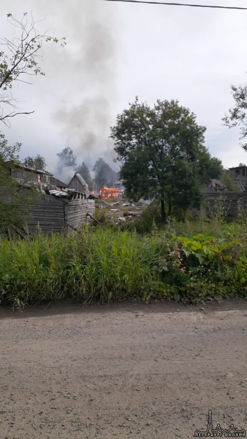 Утро в деревне Агалатово началось с огонька.