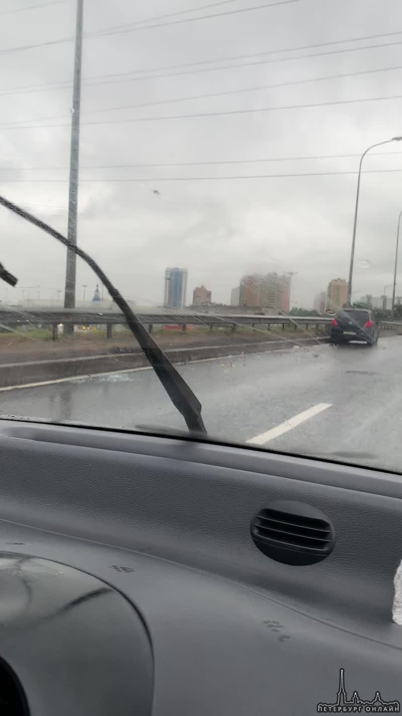 Авария на Московском шоссе, на мосту перед съездом на Пушкин Служб пока нет.