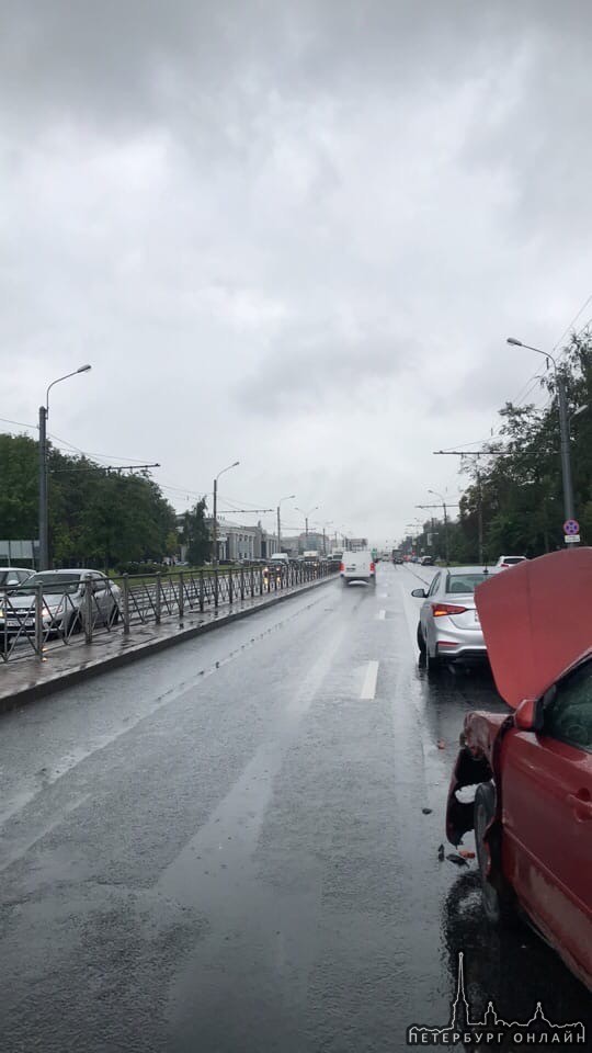 Хотя Honda и виновата в ДТП на перекрестке проспекта Большевиков и Антонова -Овсеенко, ищем видеозап...
