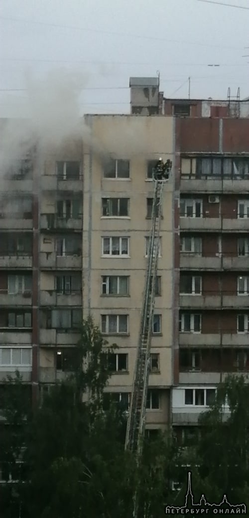 Пожар в доме 9 по Ленкской улице на 12 этаже, дым распространился по всему двору.