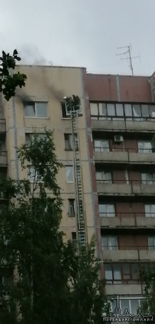 Пожар в доме 9 по Ленкской улице на 12 этаже, дым распространился по всему двору.
