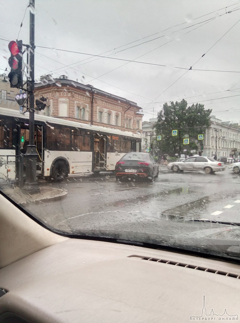 На перекрёстке Лиговского проспекта и Свечного переулка Mercedes остановил автобус.
