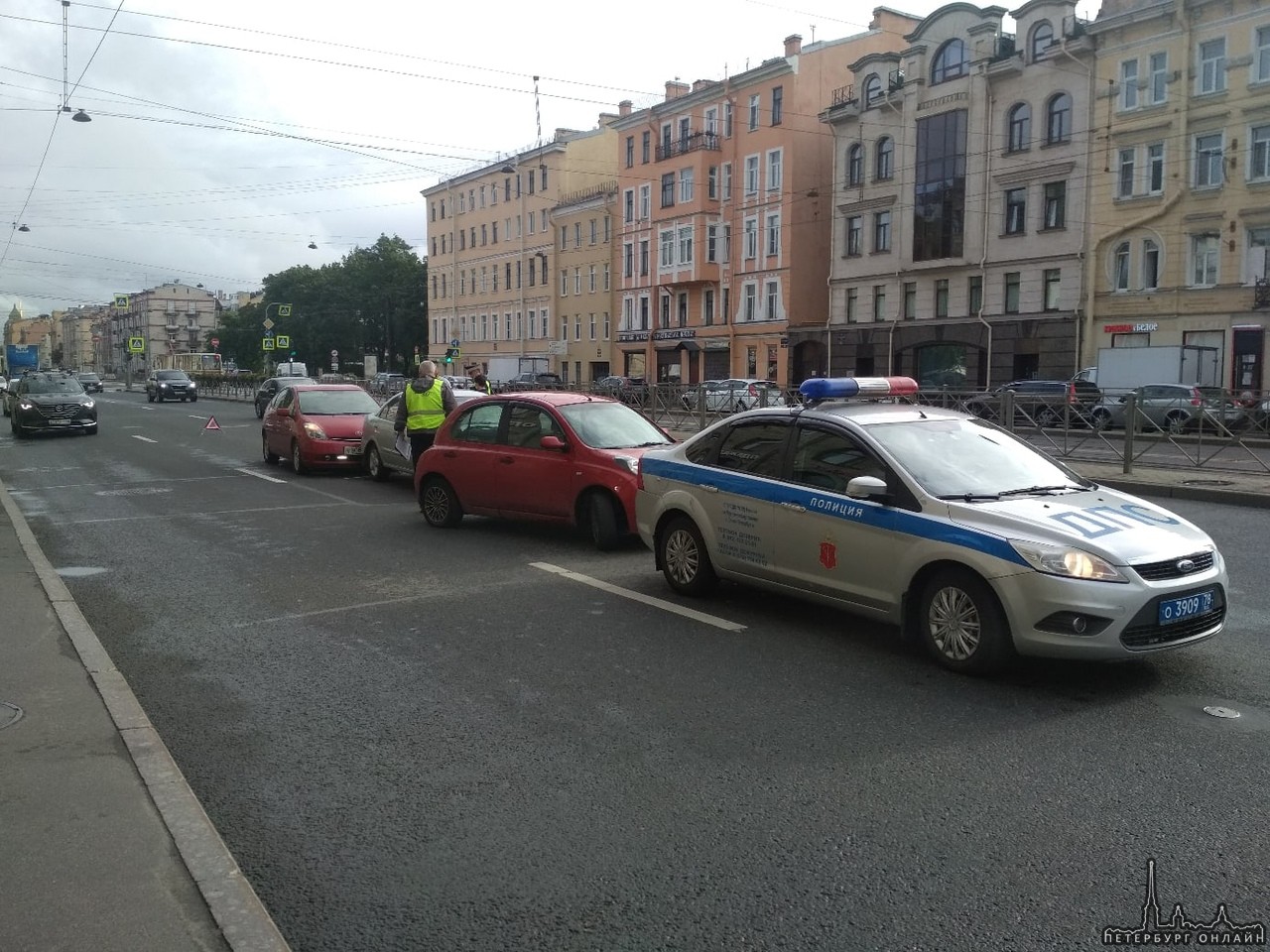 На Лиговском проспекте собралось трио из машин.