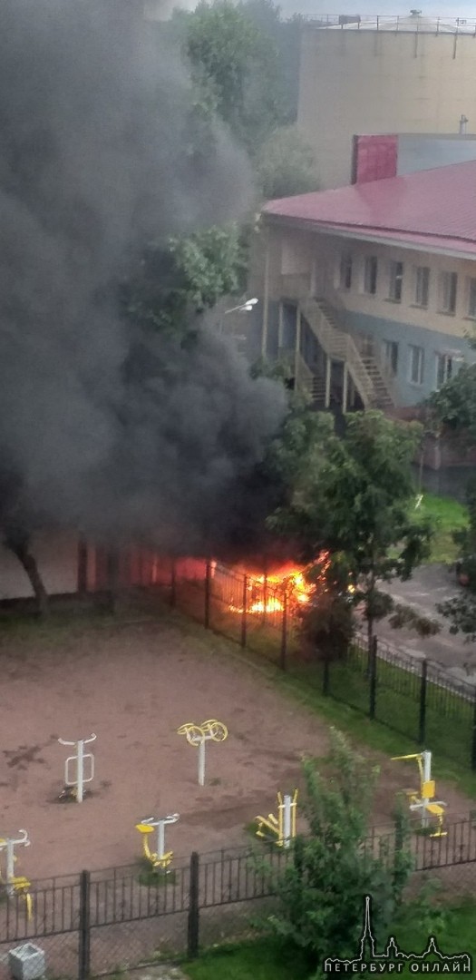 На Курляндской у домов 22-24 горит автомобиль.