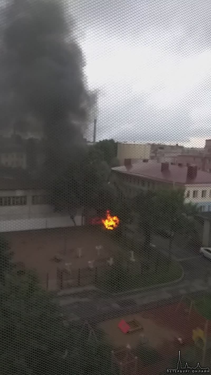 На Курляндской у домов 22-24 горит автомобиль.