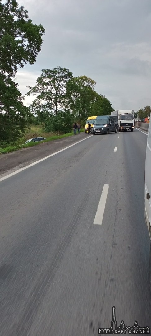 Mercedes микроавтобус и БМВ не поделили Московское шоссе БМВ уехал в кювет