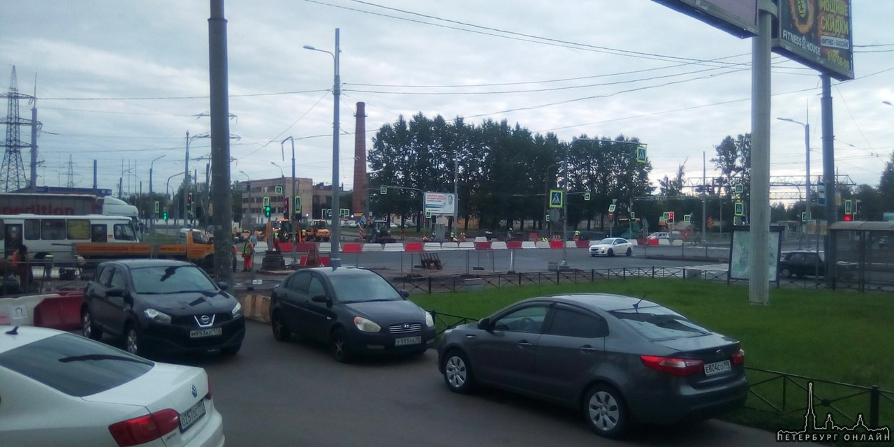 Перекресток Ириновского и Индустриального, в сторону города перекрыли. ДПС ловят тех кто на встречк...