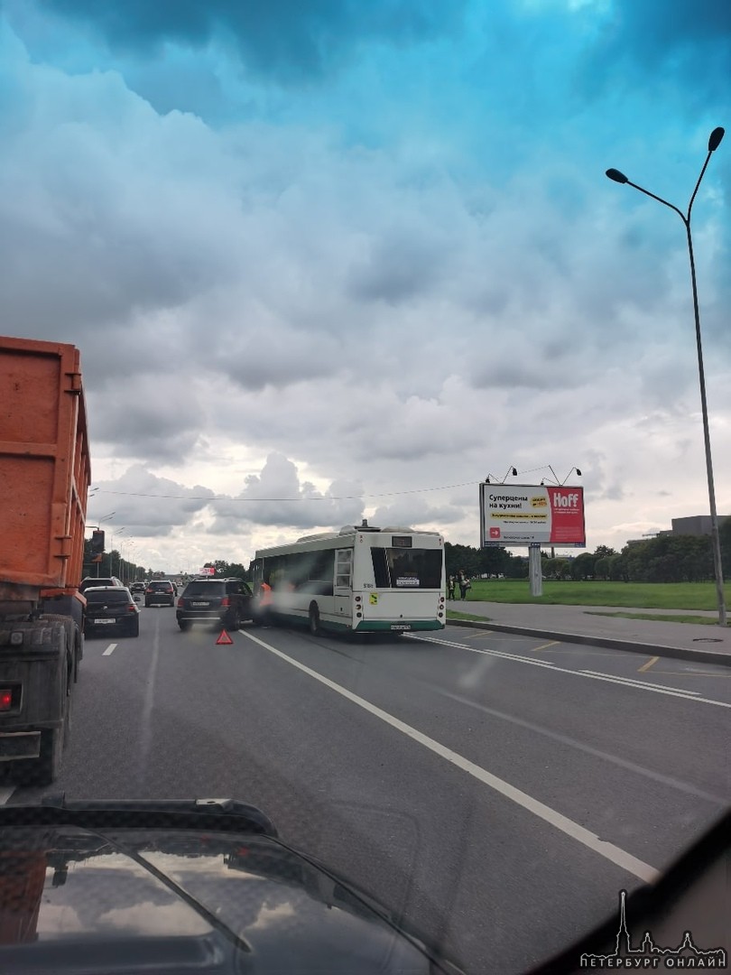 На Пулковском шоссе автобус снёс бампер Мерседесу.