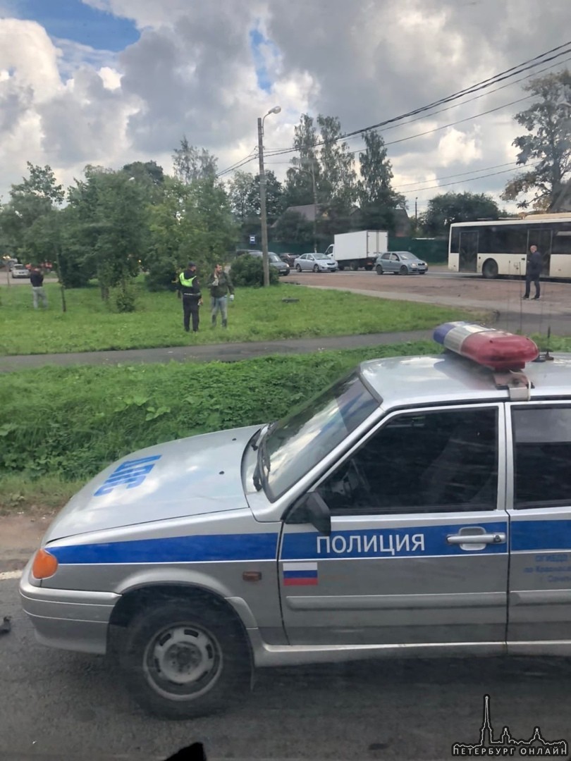 ДТП на повороте из Ториков на Горелово. Столкнулись 2 машины (белая и чёрная). Скорая, реанимация и ...