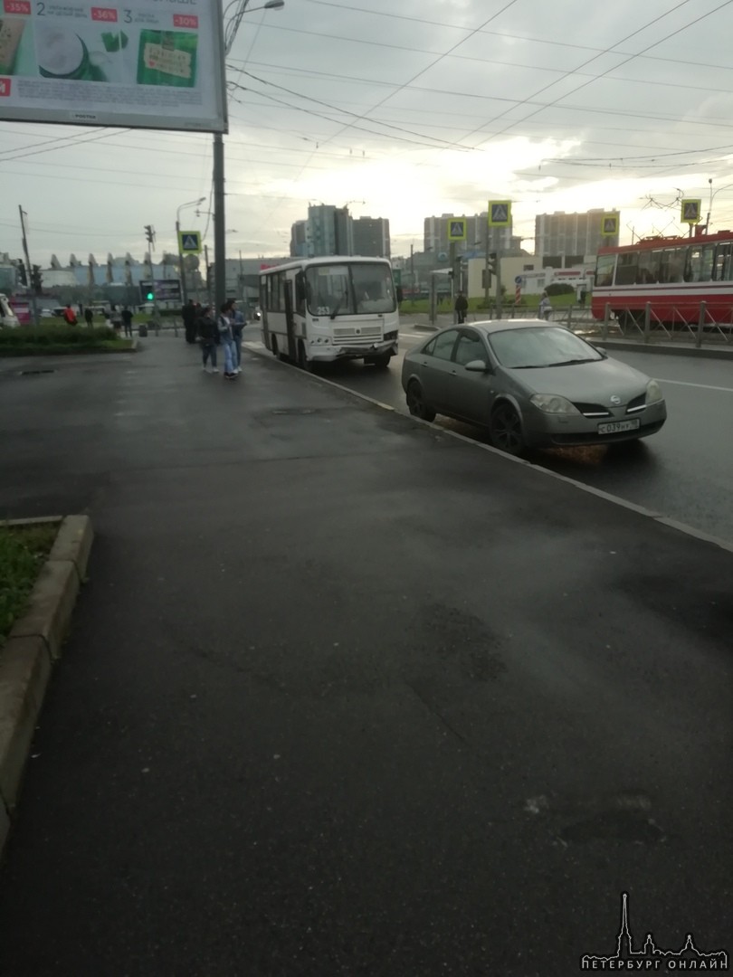 Маршрутка намяла бок Audi на перекрёстке Купчинской и Ярослава Гашека у окея. Движение затруднено.