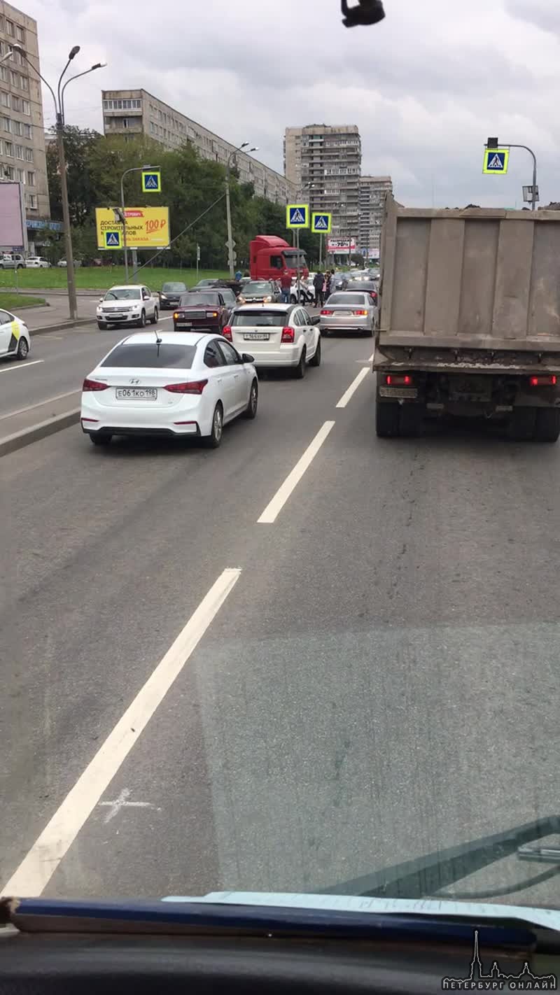 Авария с участием 4 машин и грузовика на перекрестке Октябрьской набережной и Новоселов.