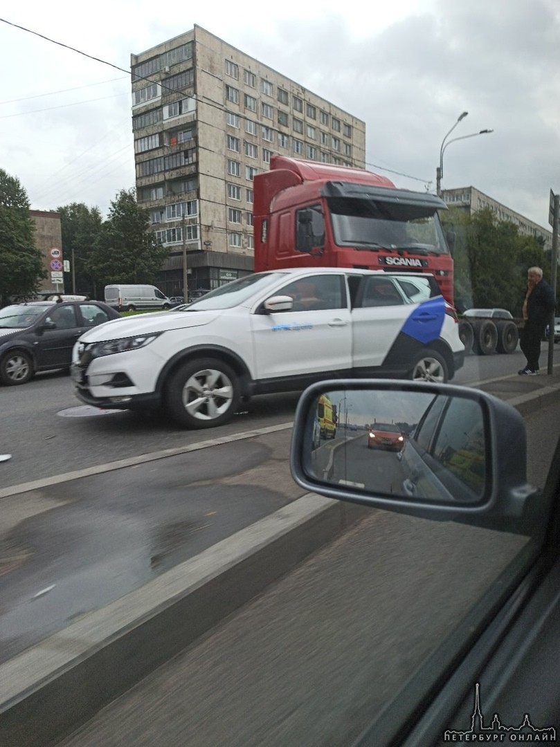 Авария с участием 4 машин и грузовика на перекрестке Октябрьской набережной и Новоселов.