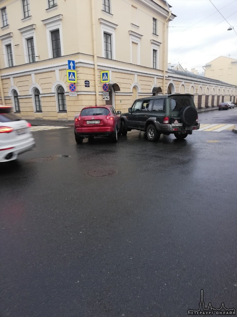 Nissan не увидел знака уступи дорогу и сейчас стоят скучают на перекрестке Якубовича и Конногвардейс...