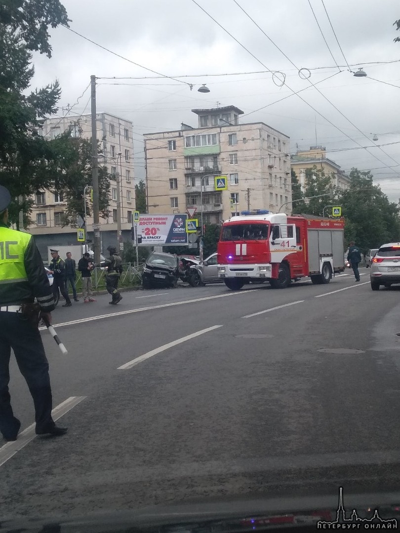 Митсубиси впечатался в забор в столкновении на пересечении Автовской и Краснопутиловской