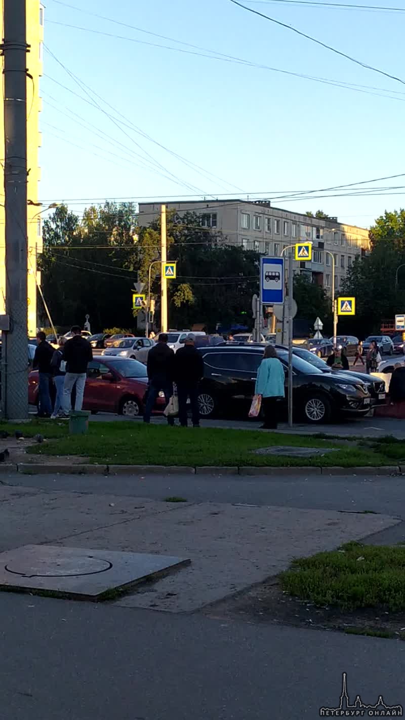 Nissan сбил пожилого мужчину у перекрестка Солдата Корзуна и Ветеранов. занят единственный ряд, с...