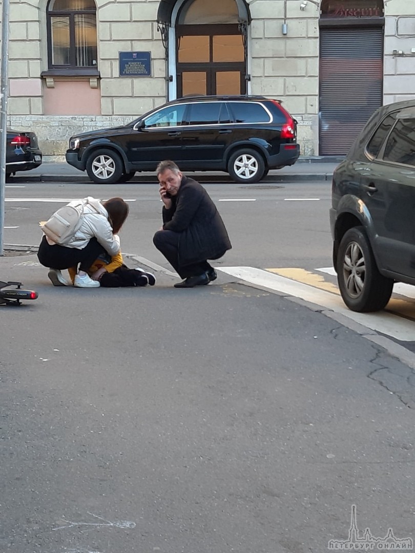 На Боровой, 1 сшибли каршеринговый самокат, вроде все живы и здоровы, но пацану скорую водитель вызв...