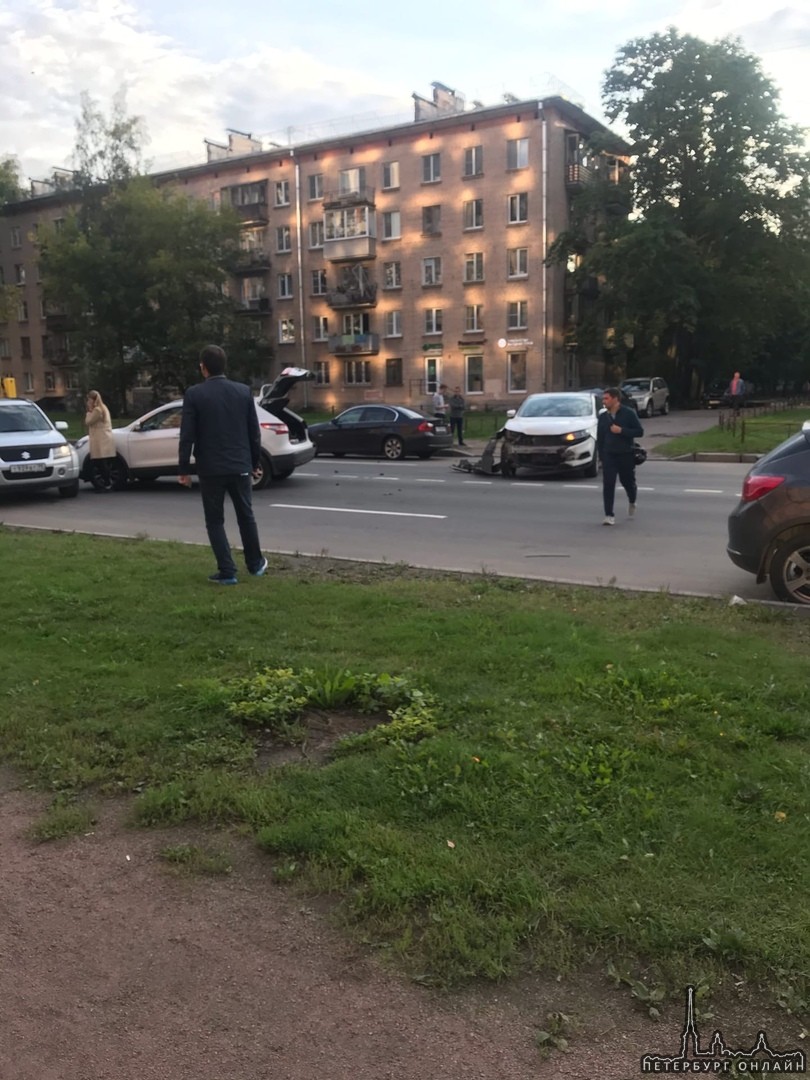 На улице Грибалёвой, напротив дома 9, авария с участием Яндекс.Драйва. Проехать очень сложно.