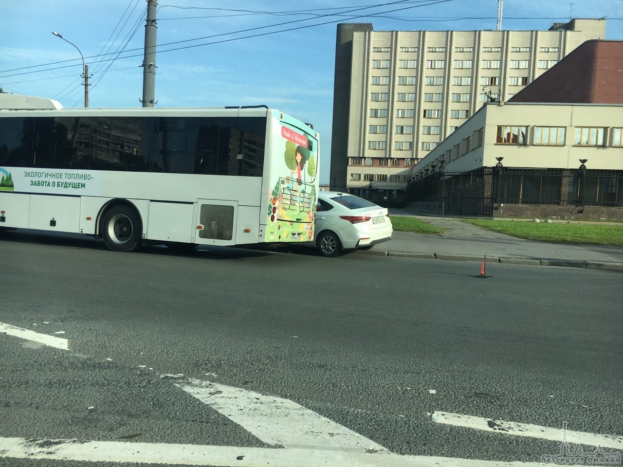 Перед круговым шоссе Революции и проспекта Энергетиков автобус потеснил Solaris