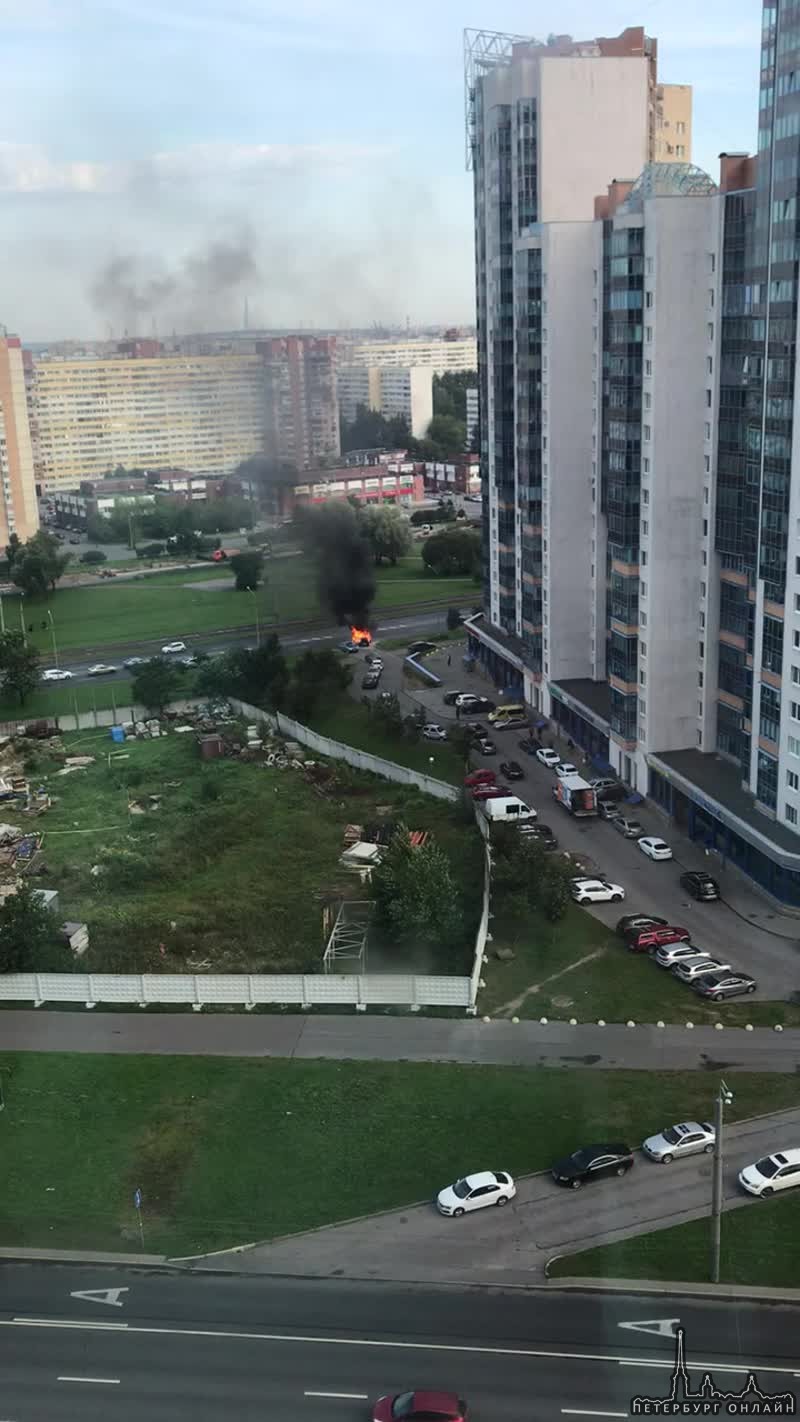 У кого-то утро не задалось на Ленинском проспекте, теперь придётся ездить на метро, Машина сгорел...