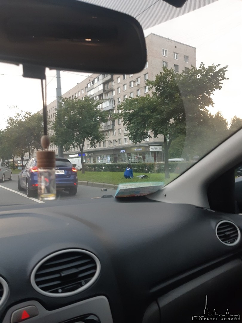 На проспекте Славы перед Белградской сбили человека. Службы на месте.