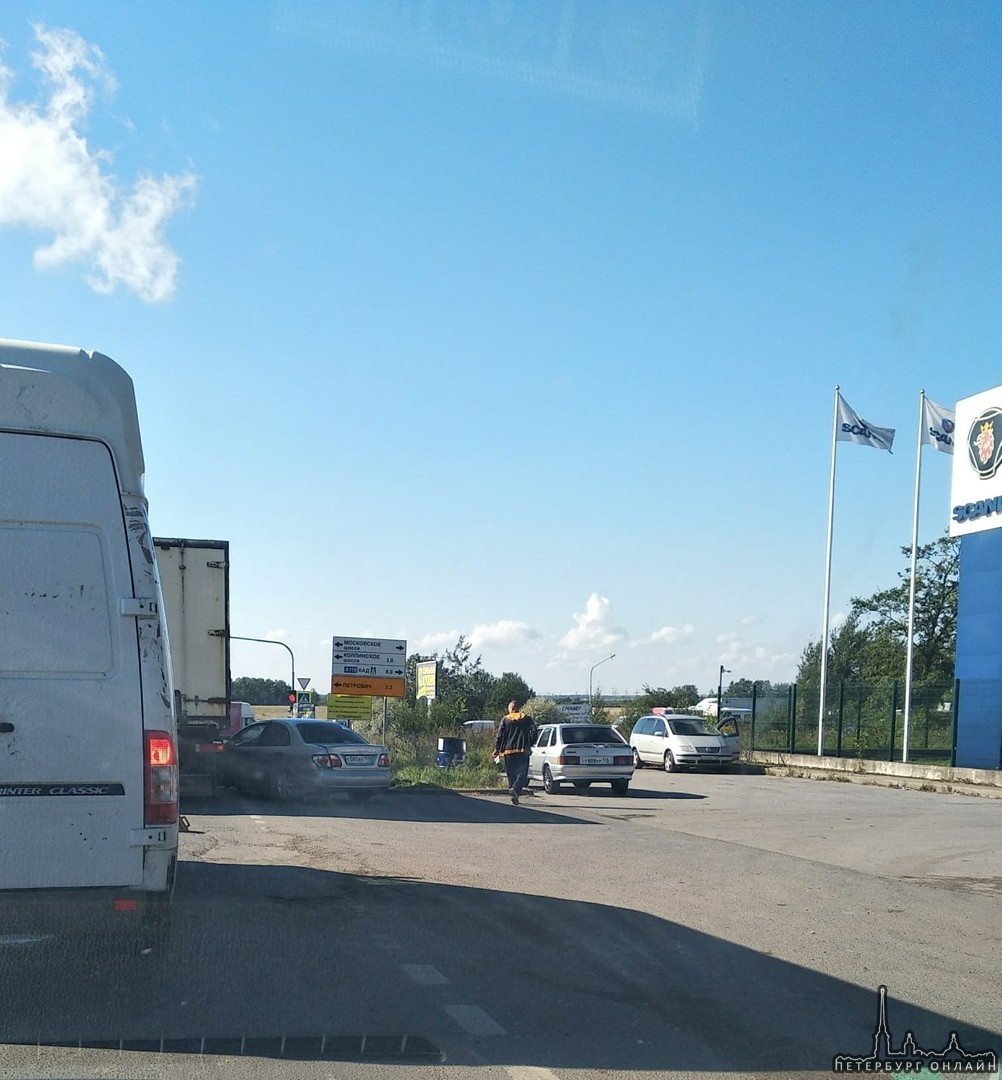 На Ленсоветовской дороге пробка из-за столкновения легковушки и фуры. Плюс лихачи на встречке.