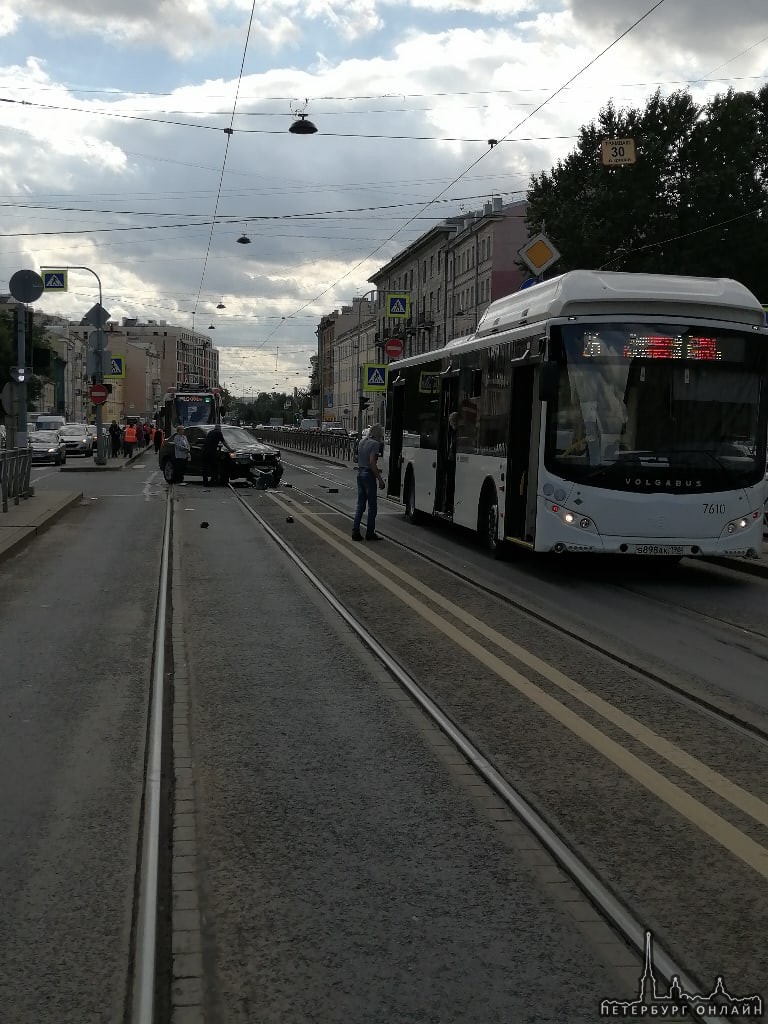 Перекрёсток Лиговского проспекта и Прилукской улицы, БМВ и автобус.