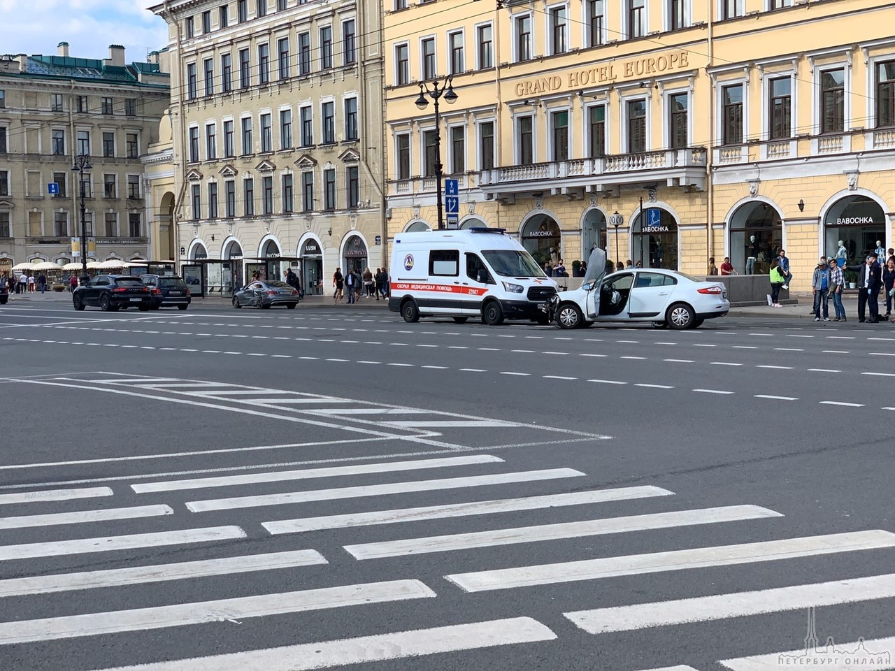 На перекрёстке Невского проспекта и Михайловской улицы движение затруднено из-за аварии.