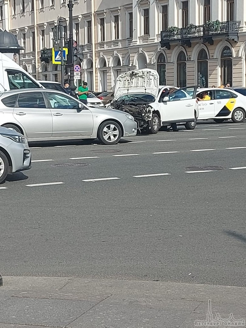 На перекрёстке Невского проспекта и Михайловской улицы движение затруднено из-за аварии.