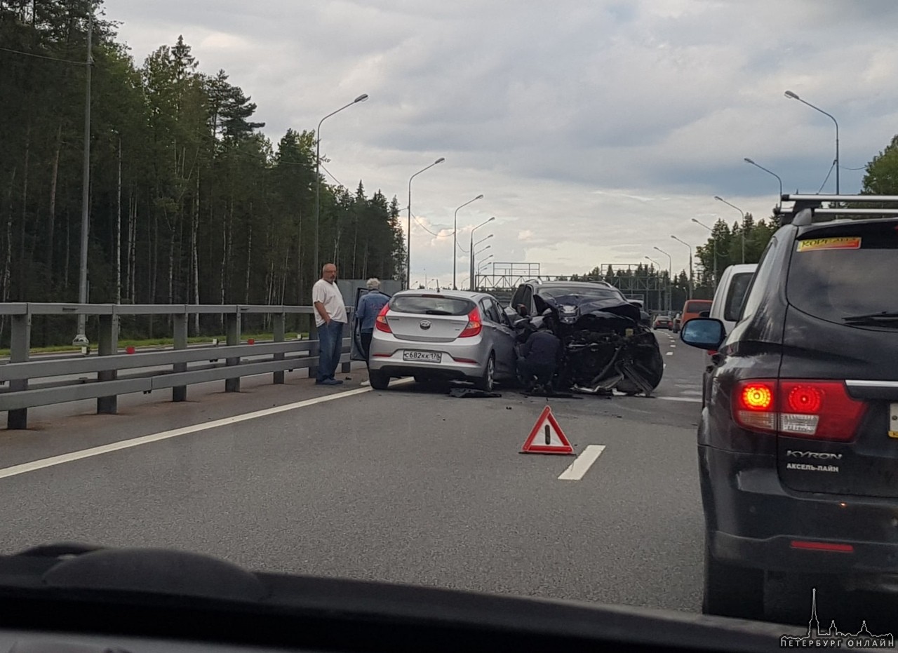 Авария на Скандинавском шоссе в сторону Выборга, сразу после съезда с ЗСД.