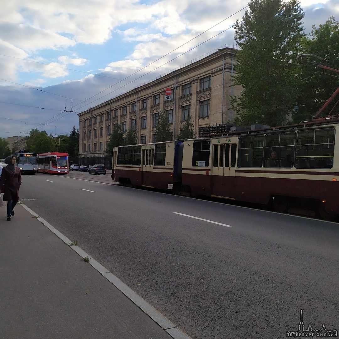 ДТП на трамвайных путях на пересечении Политехнической и Фаворского. Трамваи стоят в обе стороны.