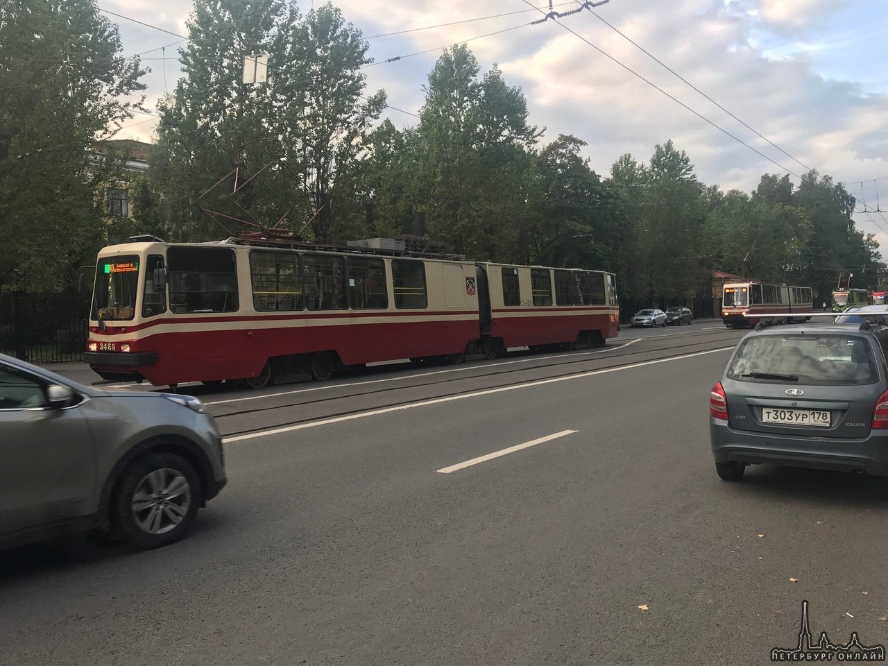 ДТП на трамвайных путях на пересечении Политехнической и Фаворского. Трамваи стоят в обе стороны.