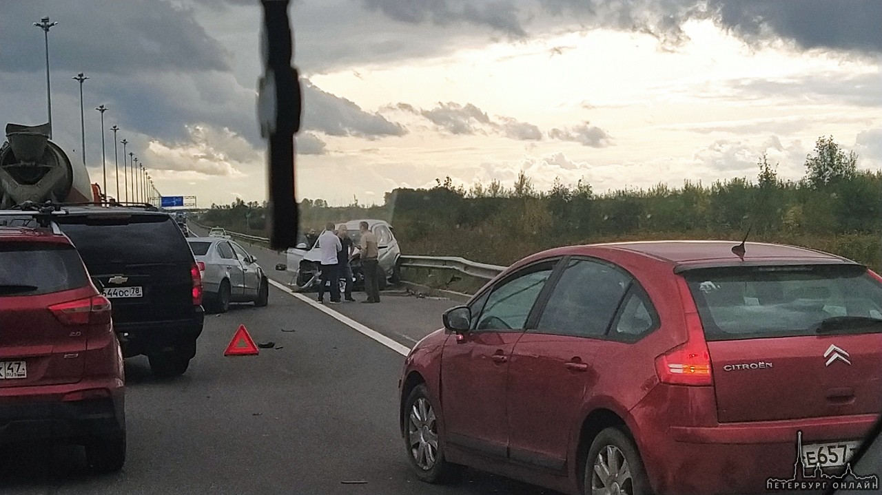 Замес из трёх машин на Киевском шоссе, не доезжая метров 500 до поворота на Кондакопшино и Лесное. ...