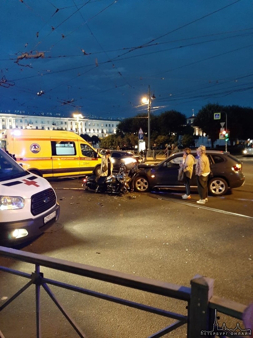 На площади Ленина тройка БМВ при левом повороте не пропустила мотоцикл. Мотоциклиста увезли в реаним...