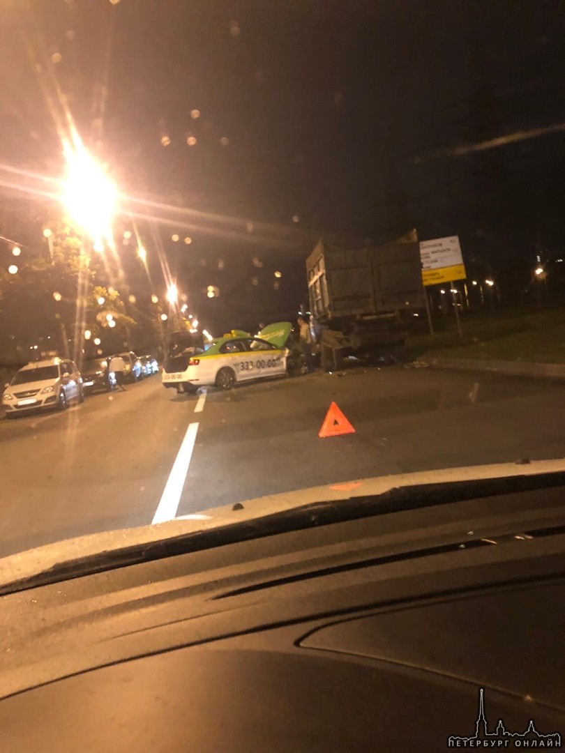 На дублере Петергофского шоссе, рядом с Брестским бульваром водитель такси въехал в стоячий грузовик...