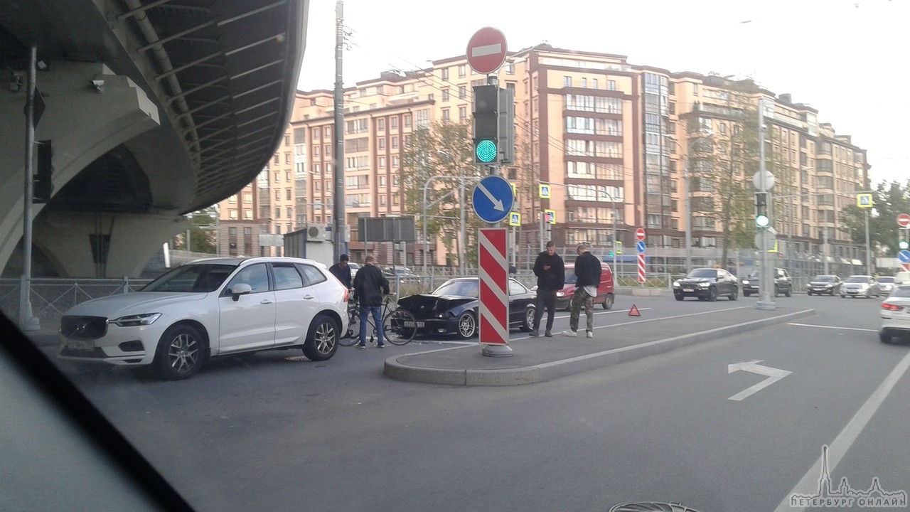 БМВ сложилась об зад Volvo на Петровском проспекте под мостом Бетанкура.