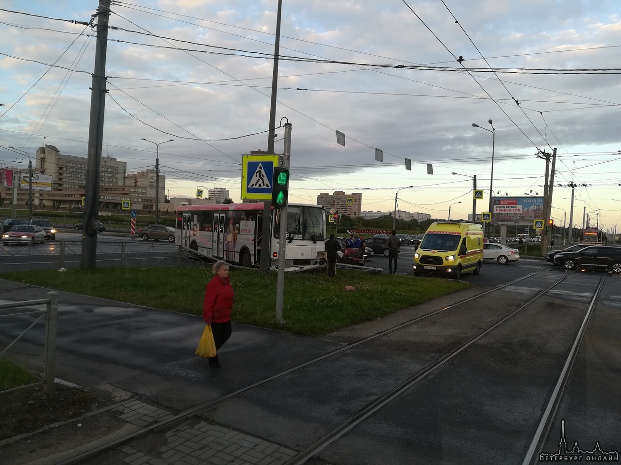 Автобус проехал на красный и столкнулся с Калиной на перекрёстке Петергофского и Доблести.