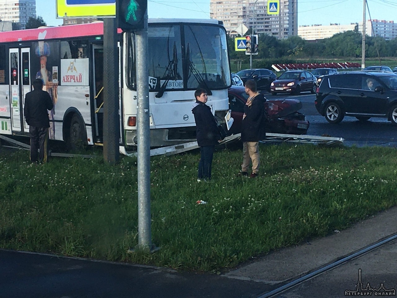 Автобус проехал на красный и столкнулся с Калиной на перекрёстке Петергофского и Доблести.