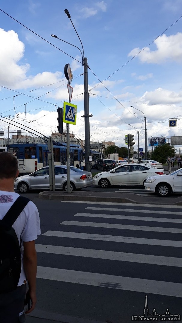 И без того большая пробка, так ещё троллейбусы стоят из-за ДТП от метро Ленинский проспект по направ...